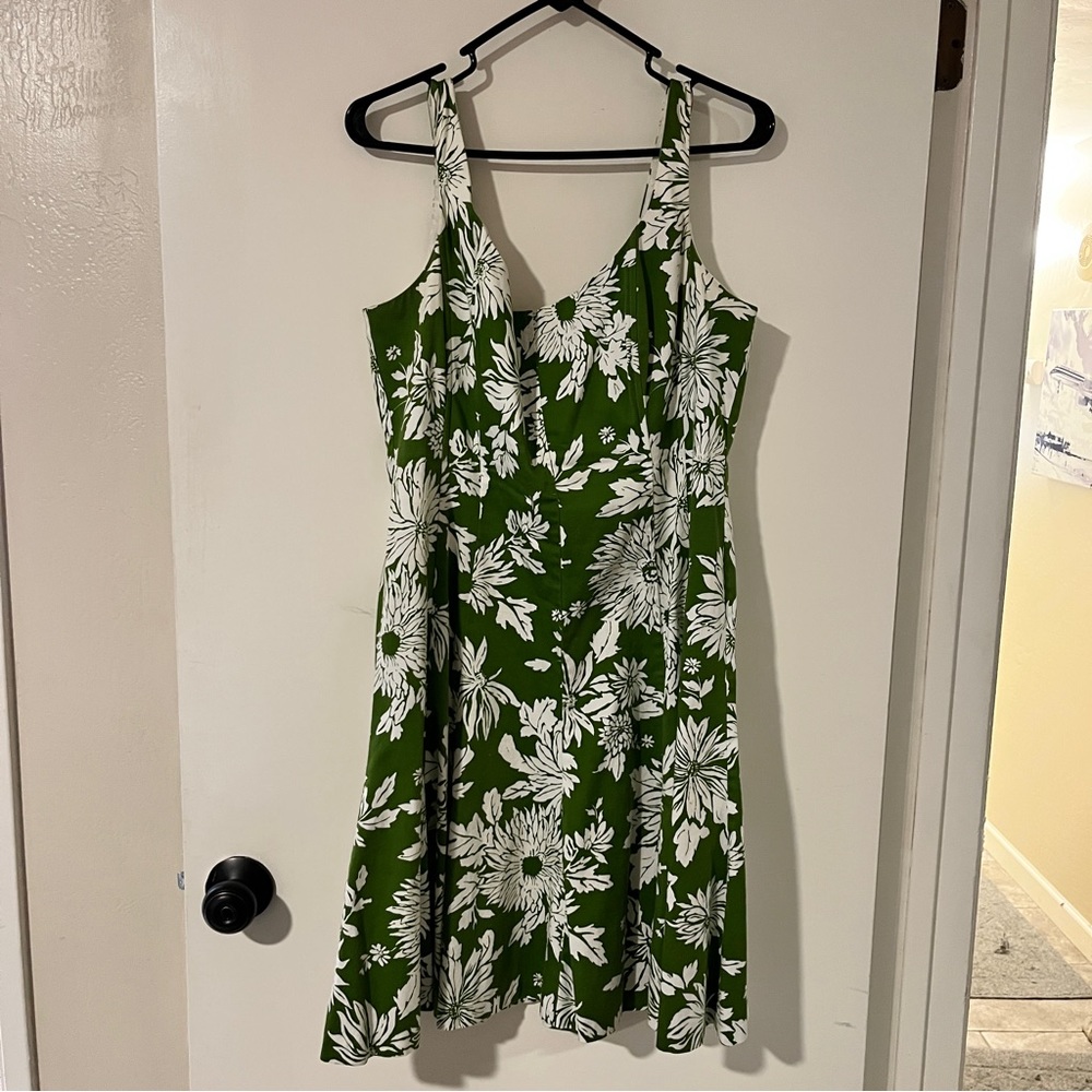 Adorable fit and flare dress 👗